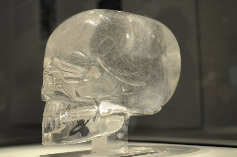 Royaume-Uni : crâne de cristal, British Museum, Londres (fin XIXᵉ ; considéré comme une réalisation aztèque, il s'agit en fait d'une fabrication européenne)