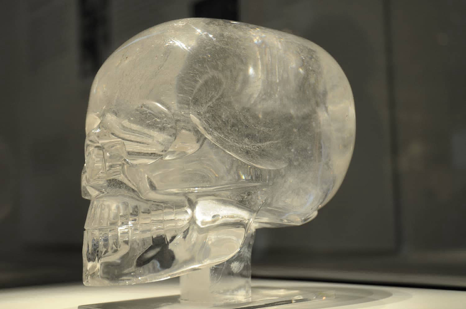 Royaume-Uni : crâne de cristal, British Museum, Londres (fin XIXᵉ ; considéré comme une réalisation aztèque, il s'agit en fait d'une fabrication européenne)