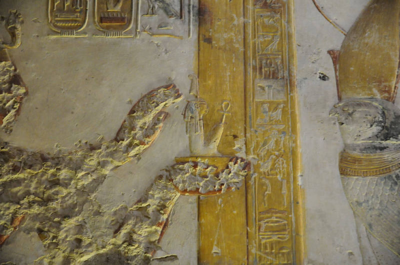 Égypte : Temple d'Abydos (scène d'offrande de Maât par le pharaon Seti Iᵉʳ au dieu Horus ; photographie : Philippe Contal)
