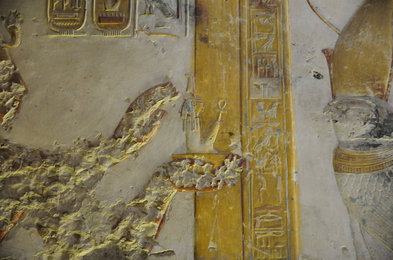 Égypte : Temple d'Abydos (scène d'offrande de Maât par le pharaon Seti Iᵉʳ au dieu Horus ; photographie : Philippe Contal)