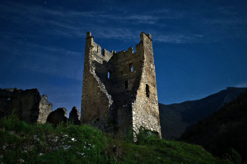 Le château de Miglos, éclairé par la pleine lune (photographie : Philippe Contal, 2014 ; 5ᵉ place au concours Wiki Loves Monuments France 2019 sur 8 330 images)