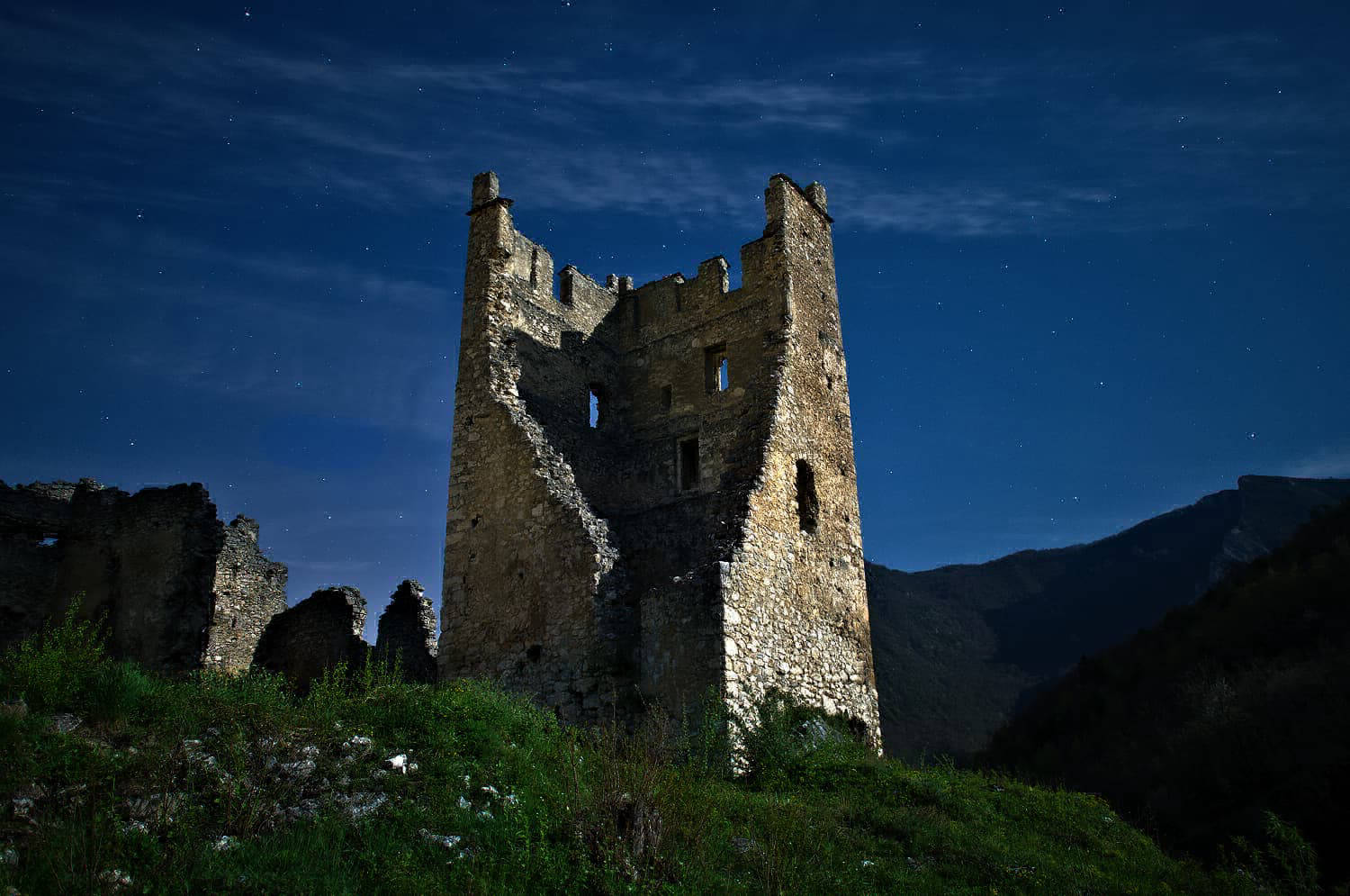 Le château de Miglos, éclairé par la pleine lune (photographie : Philippe Contal, 2014 ; 5ᵉ place au concours Wiki Loves Monuments France 2019 sur 8 330 images)