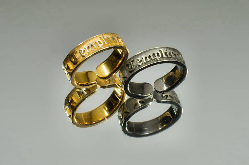 Photographie produit : bagues templières en or et argent avec  (gravures en relief « ☩ Templier ☩ », réalisées par Louis Albert, bijoutier à Carcassonne, Aude, Pays cathare (photographie : Philippe Contal)