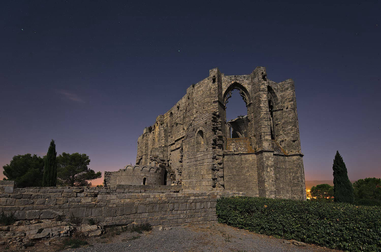 Abbaye Saint-Félix-de-Monceau Ancienne abbaye située sur le massif de la Gardiole, sur la commune de Gigean, dans le département de l'Hérault. Vue nocturne, avec l'éclairage de la lune. Photo classée en deuxième position au concours Wiki Loves Monuments France 2018)