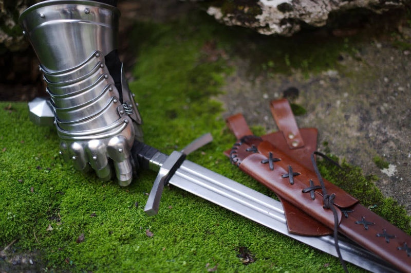Produits : épée et gantelet médiévaux (photographie : Philippe Contal)